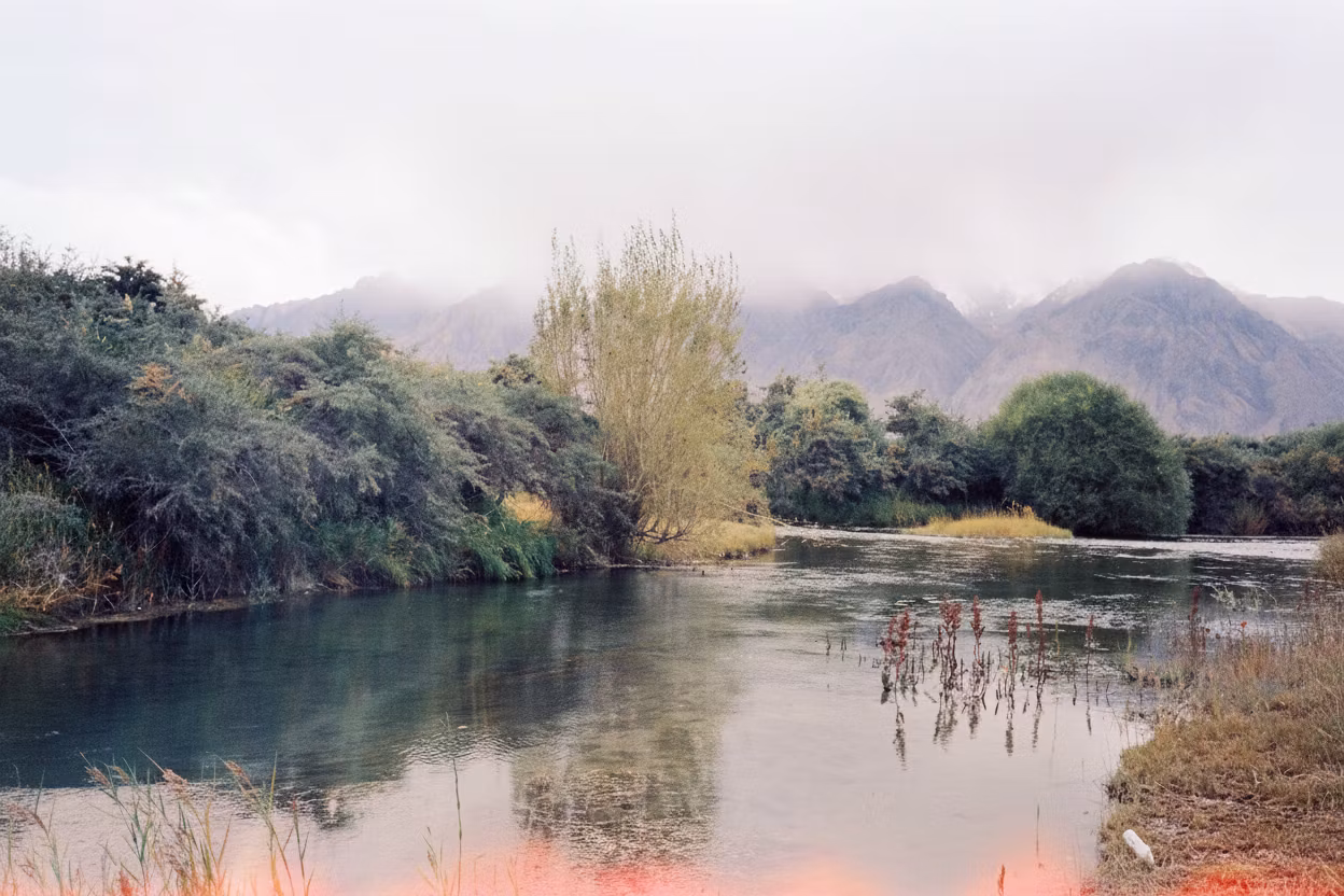 李橙 – Repair the white irregular light leakage border on the right side of this film photograph by seamlessly extending and…