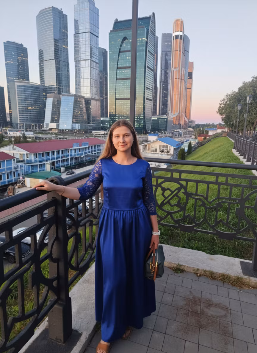 Роман Курушин – Используя предоставленное изображение девушки, сохраните точно такие же черты лица, овал лица и выражение, но изменит…