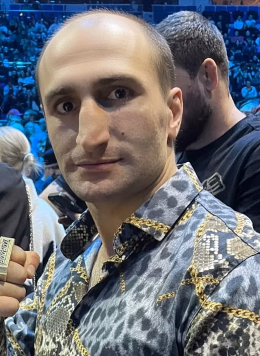 Worldofmma Ru – Transform this person to show severe advanced male pattern baldness (Norwood Scale 6-7). Remove all hair from the cro…