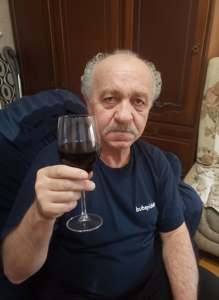 владимир ломакин – Using the provided close shoulder-head portrait of an older man seated and slightly turned to his right, apply photor…