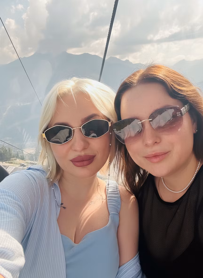 Марина Галкина – Transform the two women in this mountain selfie to have slimmer, more toned physiques while keeping their faces, faci…